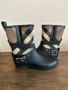 Authentic Burberry Rubber Rain Boot  Holloway Mid Buckle Canvas Check (US 7.5)